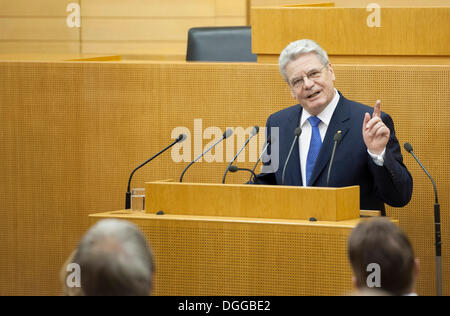 Le Président Joachim Gauck fédéral traitant les députés au Landtag, parlement de l'Etat, première visite de Président fédéral Banque D'Images