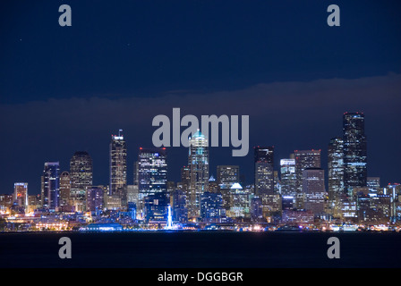 Gratte-ciel du centre-ville de Seattle vue à travers la baie Elliott de Alki, nuit à West Seattle, USA Banque D'Images