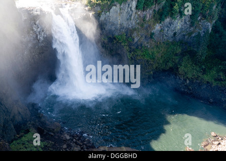 Verser de l'eau sur le dessus de Snoqualmie Falls cascade dans un canyon de la rivière naturelle, l'État de Washington, USA Banque D'Images