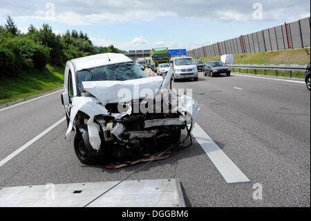 A lourdement endommagé van est récupéré après un accident sur la route A8 près de Mons par une dépanneuse, Bade-Wurtemberg Banque D'Images