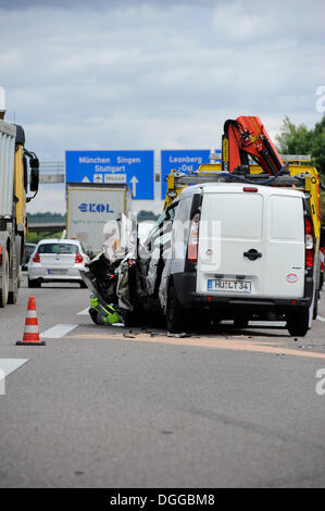 A lourdement endommagé van est récupéré après un accident sur la route A8 près de Mons par une dépanneuse, Bade-Wurtemberg Banque D'Images