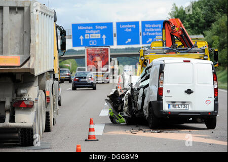 A lourdement endommagé van est récupéré après un accident sur la route A8 près de Mons par une dépanneuse, Bade-Wurtemberg Banque D'Images