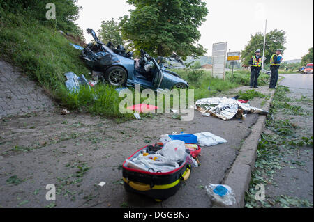 Sac à dos de sauvetage en face d'une voiture détruite, l'accident mortel de la circulation sur la B29, le pilote Honda est un garde-corps Banque D'Images