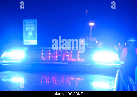 Voiture de police de la patrouille routière, l'éclairage de secours, lettrage "Unfall', l'allemand pour "accident" sur un afficheur à LED, Denkendorf Banque D'Images