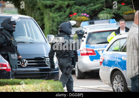 L'équipe tactique allemande à l'arrestation d'un homme qui a menacé sa femme avec un fusil, Leinfelden-Echterdingen, Bade-Wurtemberg Banque D'Images