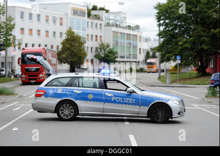 Voiture de police bloquer une route, Stuttgart, Bade-Wurtemberg Banque D'Images