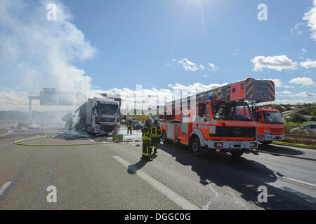 Les pompiers éteindre un feu de camion sur l'autoroute A8 près de la "Echterdinger Ei' junction, Stuttgart, Bade-Wurtemberg Banque D'Images