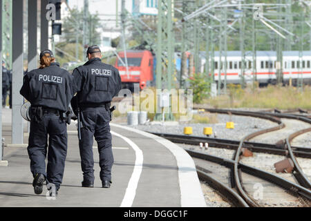 Les officiers de la Police fédérale à la gare centrale de Stuttgart, Stuttgart, Bade-Wurtemberg Banque D'Images