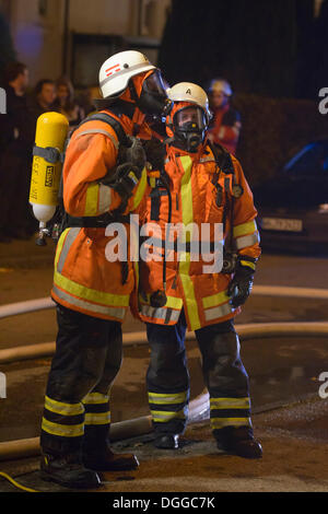 Deux pompiers sur place dans un appartement en feu, Stuttgart, Bade-Wurtemberg Banque D'Images