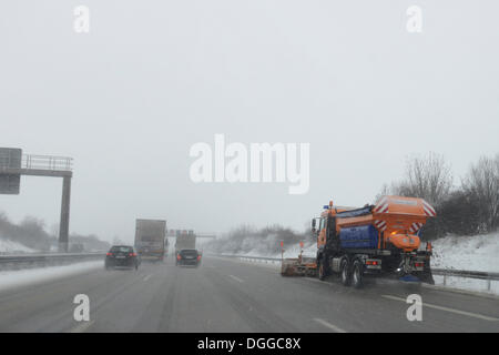 Véhicule de déneigement de l'autoroute les autorités de maintenance en service sur l'autoroute A8, Wendlingen, Bade-Wurtemberg Banque D'Images