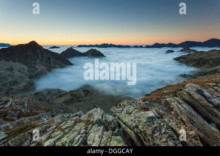 Vue du Pic Dets Coubous, Réserve Naturelle du Néouvielle, Pyrénées, France. Banque D'Images