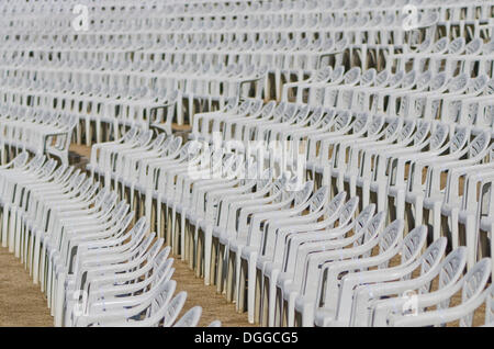 Des chaises en plastique blanc disposés en rangées à un concert en plein air, Dresden Banque D'Images