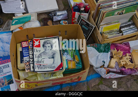 Magazines d'occasion à vendre au marché aux puces hebdomadaire, Dresde, Saxe Banque D'Images