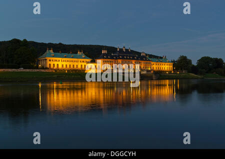 'Schloss Pillnitz', situé à 12 km de la ville au bord du fleuve Elbe, la nuit. Dresde , Allemagne Banque D'Images