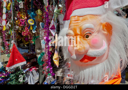 Décorations de Noël Le Père Noël comme masques pour la vente au marché local à Mysore, Inde, Asie Banque D'Images
