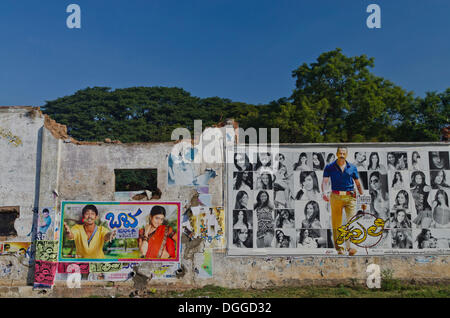 Affiches de cinéma sur un mur d'une chambre ventilée, Mysore, Inde, Asie Banque D'Images