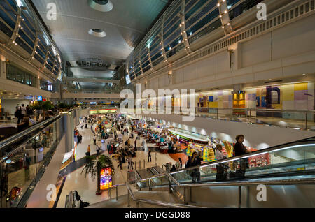 Ascenseur et boutiques à l'intérieur de l'Aéroport International de Dubai, Dubaï, Émirats arabes unis, Moyen Orient Banque D'Images