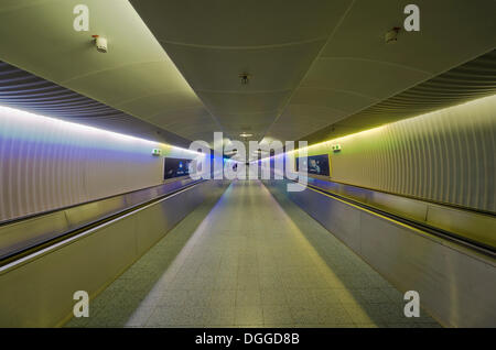 Tunnel entre terminaux de l'Aéroport International de Francfort, Francfort, la Hesse Banque D'Images