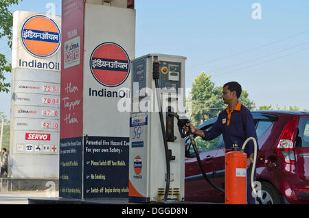 La station d'essence avec les Indiens servant de combustible, Jorhat, Inde, Asie Banque D'Images