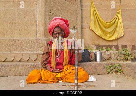 Sadhu, saint homme, assis à l'un des Ghats de l'historique ville de Varanasi, Inde, Asie Banque D'Images