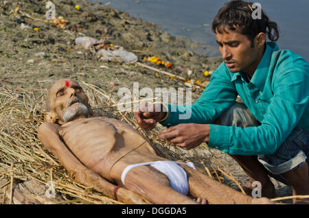 Mettre un corps mort sur le bois de chauffe sur les bords de la rivière Yamuna dans le cadre d'une cérémonie de crémation, Vrindavan, Inde, Asie Banque D'Images