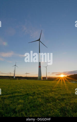 Éoliennes dans le paysage agricole, au coucher du soleil, Leupoldsgruen, Saxe Banque D'Images