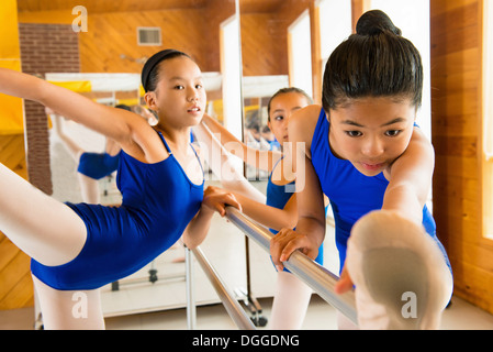 Ballerines en préchauffage à la barre de ballet school Banque D'Images