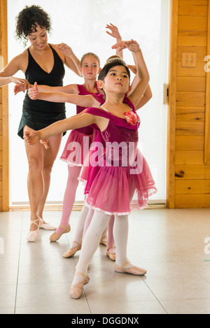 Ballerines pratiquant avec professeur de ballet Banque D'Images