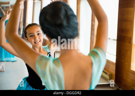 Ballerines exerçant dans un studio de danse Banque D'Images