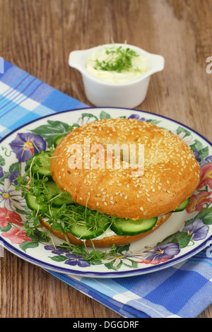 Bagel au fromage à la crème, le concombre et le cresson, Close up Banque D'Images