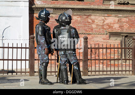 Un groupe de policiers l'observation d'une démonstration à Durbar Square, Vallée de Katmandou, Katmandou, Katmandou, District Zone Bagmati Banque D'Images