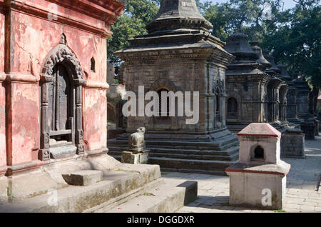 Petits autels dans les collines au-dessus du temple de Pashupatinath, Katmandou, Katmandou, Népal, Zone Bagmati Banque D'Images