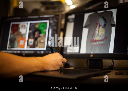 L'homme à l'aide de tablette graphique et stylet pour t-shirt design Banque D'Images