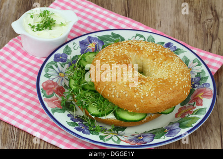 Bagel au fromage à la crème, le concombre et le cresson, Close up Banque D'Images