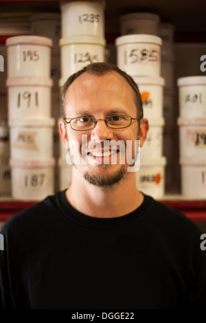 Portrait des petites entreprises manager in warehouse Banque D'Images