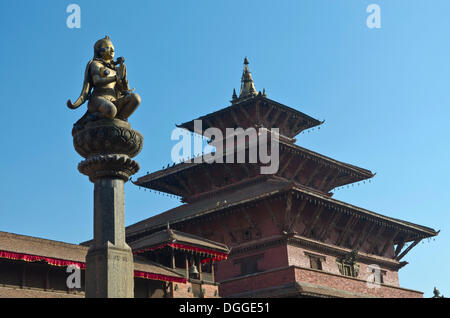 Statue de Garuda sur Patan Durbar Square, un temple à l'arrière, Patan, Lalitpur, District Zone Bagmati, Népal Banque D'Images