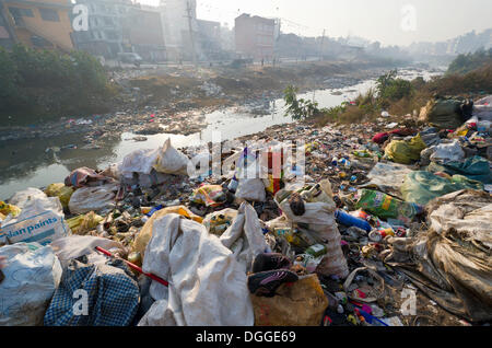 Les déchets déversés en Bhagmati River au milieu de la ville, du district de Katmandou, Katmandou, Népal, Zone Bagmati Banque D'Images