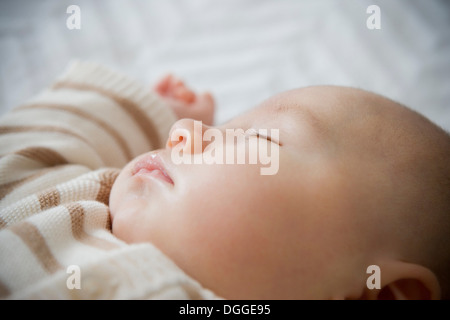 Bébé garçon endormi, Close up Banque D'Images