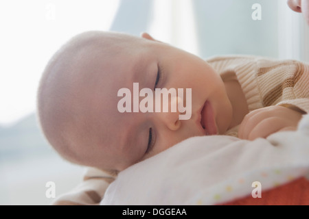 Bébé garçon endormi sur l'épaule de la mère, Close up Banque D'Images