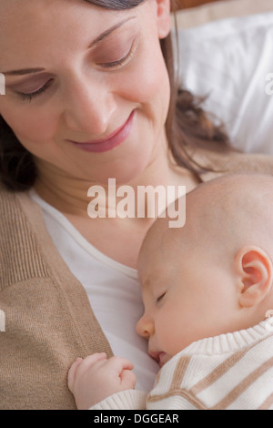 Mid adult mother with baby boy au repos Banque D'Images