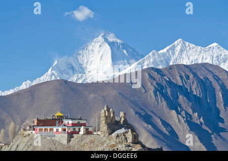 Dhaulagiri Mountain, 8167 m, Jhong Gompa au premier plan, vu de Muktinath, Muktinath, Mustang, Népal Banque D'Images