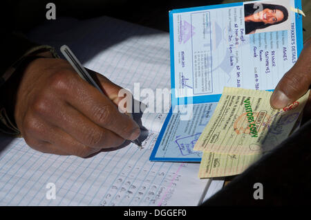 Part d'un officier, en notant les détails à un trekking vérifier post, Monjo, district de Solukhumbu, Sagarmāthā Zone, Népal Banque D'Images