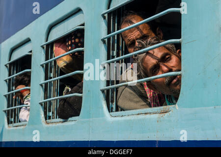Un train plein de pèlerins à la gare, Allahabad, Uttar Pradesh, Inde Banque D'Images