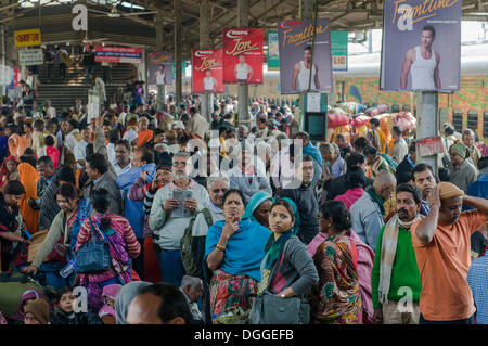 Des foules de gens en attente du retard de trains sur une plate-forme de la gare, Allahabad, Uttar Pradesh, Inde Banque D'Images