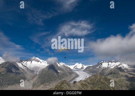 Vue aérienne, de parapente au-dessus du glacier d'Aletsch Eggishorn Fiesch,,, Site du patrimoine mondial de l'UNESCO Jungfrau-Aletsch-Bietschhorn Banque D'Images