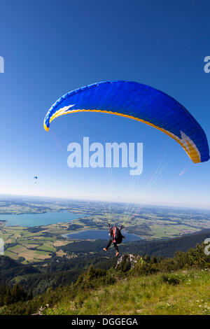 Parapente, montagne Tegelberg, Forchensee et lacs Bannwaldsee Allgaeu, Bavaria, Banque D'Images