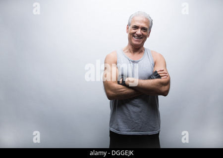 Man dans les vêtements de sport avec les bras croisés, portrait Banque D'Images