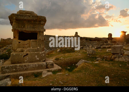 Harpyien pilier tombes de l'ancien ville de Xanthos Xanthos, au coucher du soleil, Xanthostal, Lykien, Turquie Banque D'Images