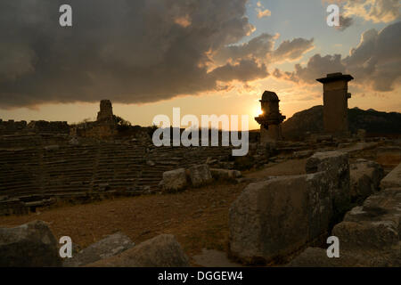 Harpyien pilier tombes de l'ancien ville de Xanthos Xanthos, au coucher du soleil, Xanthostal, Lykien, Turquie Banque D'Images