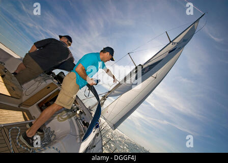 Deux hommes sur leur yacht Banque D'Images